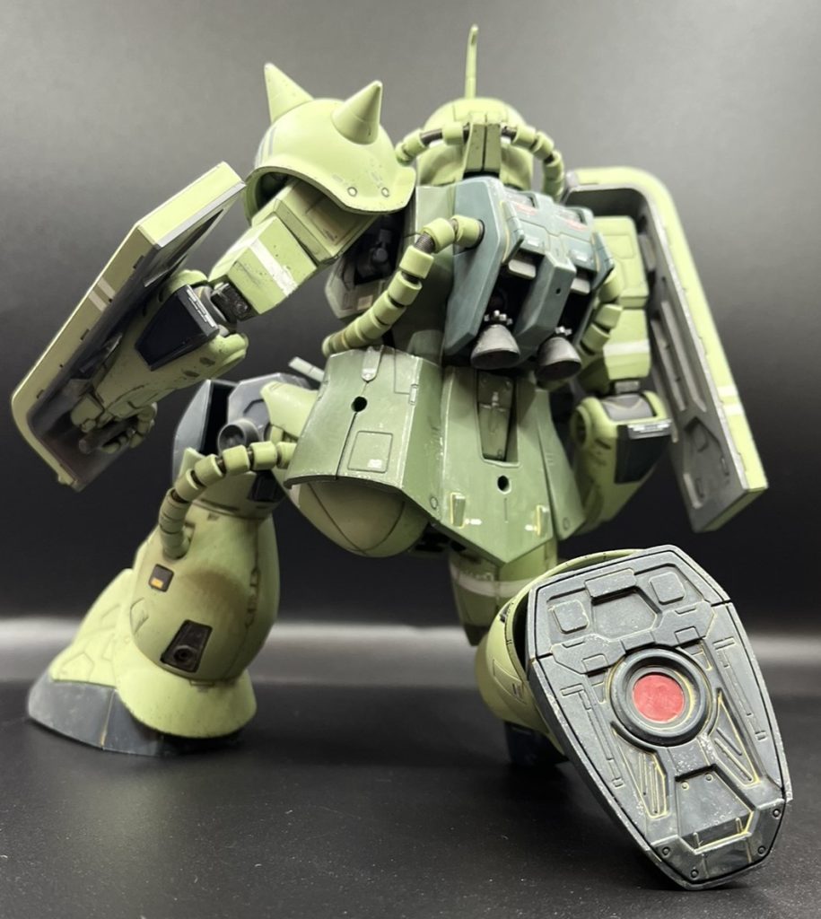 一応どの方角から見ても極力破綻しないよう組みました。実際左腰のアーマーはかなり変な位置で止められてます(笑)