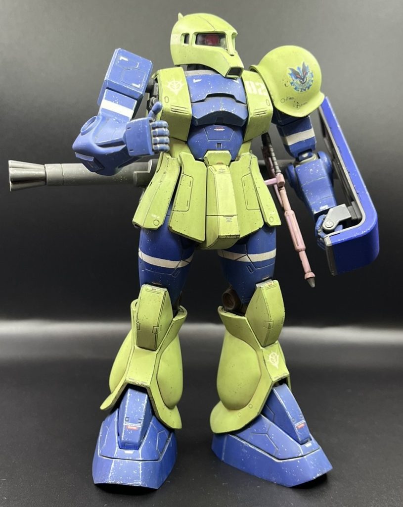 旧ザクは塗装色探しにかなり苦心しました。CGがザクⅡとは違う緑だったのでここは拘って色を探しましたが、もう少し黄色味の無い色であればベストだったと思います。サムズアップ手首は作ってて楽しかったです。