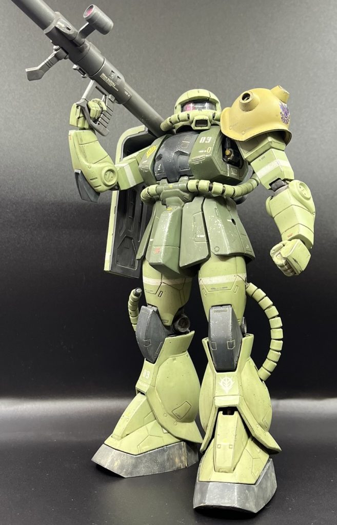 後姿はキマッてるのですが、前から見るとかなり苦しい持ち方です(苦笑)再現する上ではこの画角は不要なので、横着して肩に担げるような改造はしませんでした。