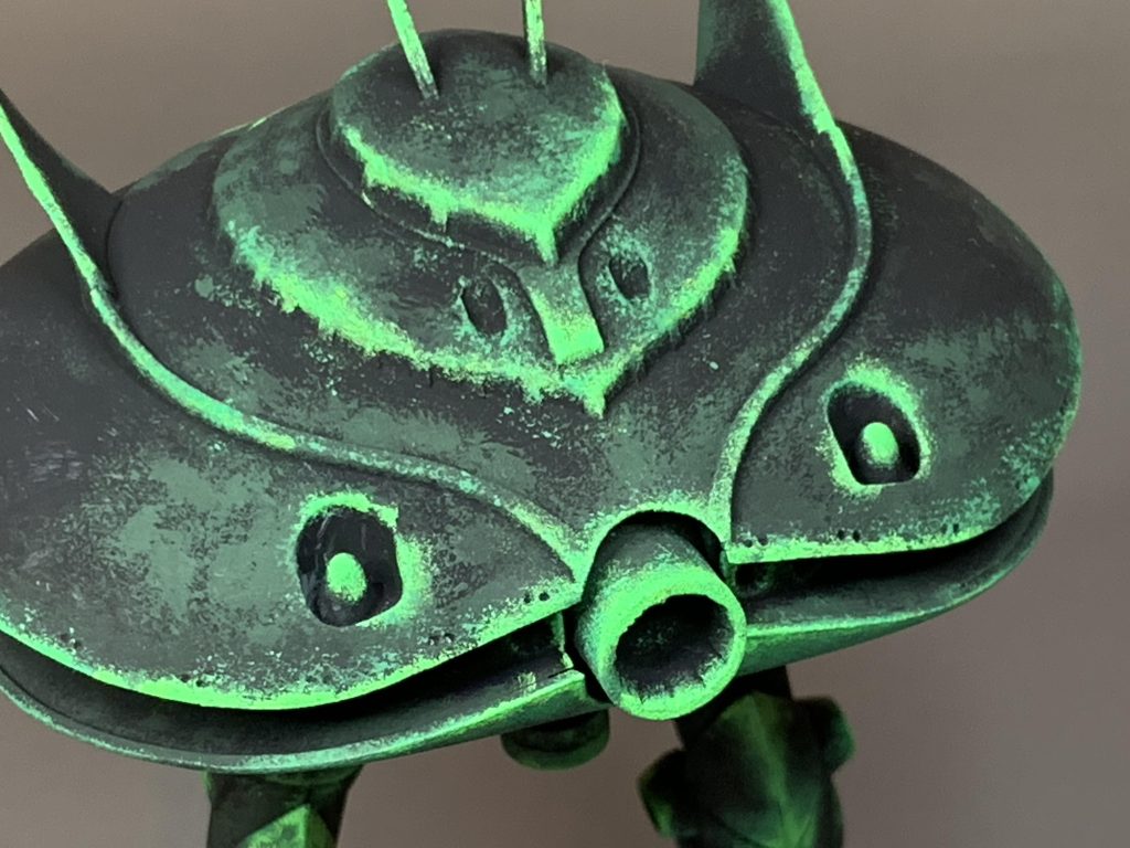 全体を黒く塗り潰してから、スポンジスタンプでハイライト（緑）をグラデーションになるようにエッジを狙って載せていきました。