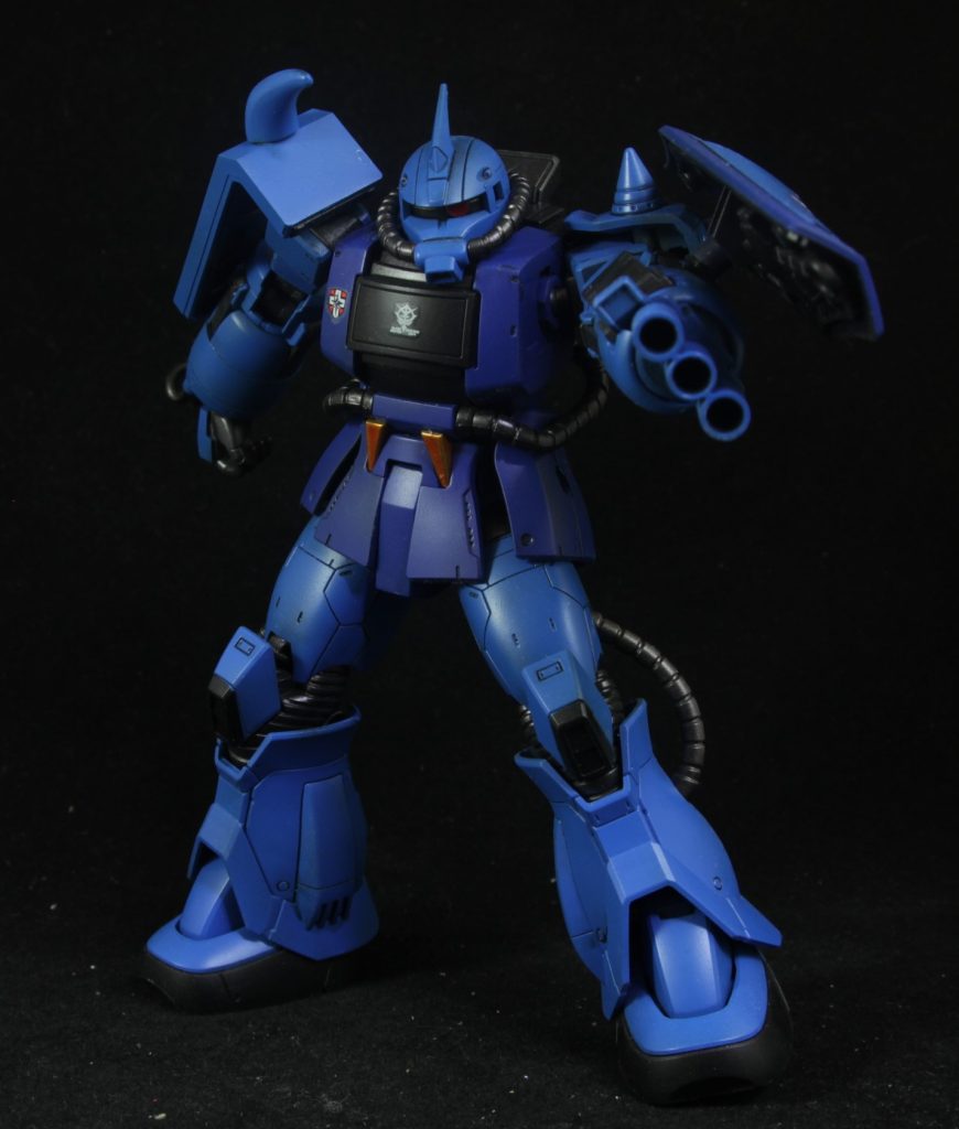 ラル機はデザートザクにさらに実験中の武装腕を装備した機体として制作