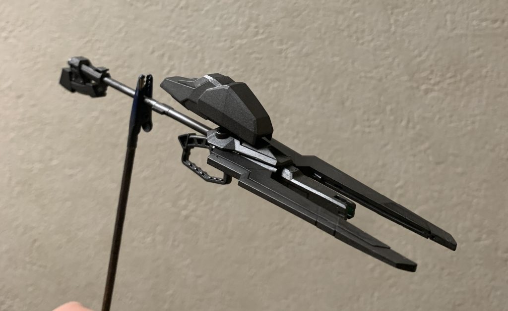 グリップを畳んで刃を出すとスピアになります。見た目は本編とはかけ離れていますがなんとなくで