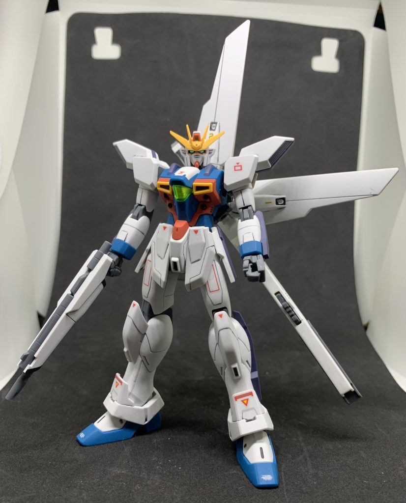 シールドライフルの黒いラインと、襟まわりのエネルギーコンダクターが塗装前提のため、色分け成型されている紫系のパーツを塗装。ガンダムマーカーで墨入れし、水性のつや消し缶スプレー仕上げ。