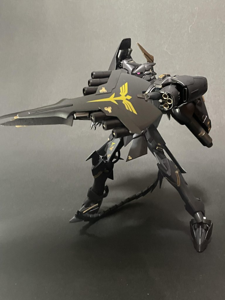 ファンネルはシールドに装備してあります。そのまま6門メガ粒子砲としても使用できます。ガンダムで良くある、盾のクセに何故か武器として使っちゃうヤツ。