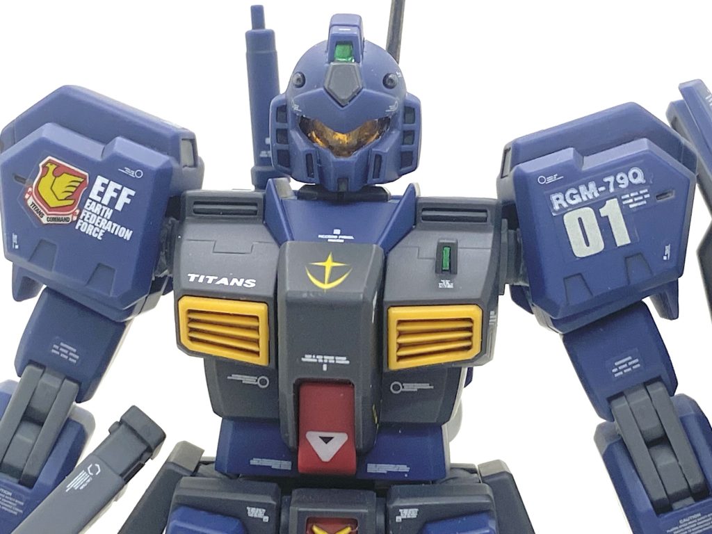 デカールはキット付属のシールをまず貼って、その後からMGガンダムver.Kaに使った余ったマーキングシールを貼り、それからHGUCユニコーン用や市販のデカールを使いカトキ風を目指しました。マーキングシールはなるべくは余白を切る用にしたのですが・・・それが中々難しく多少余白が目立つ物もあります。ですが、デカールは節約出来ました(笑)。