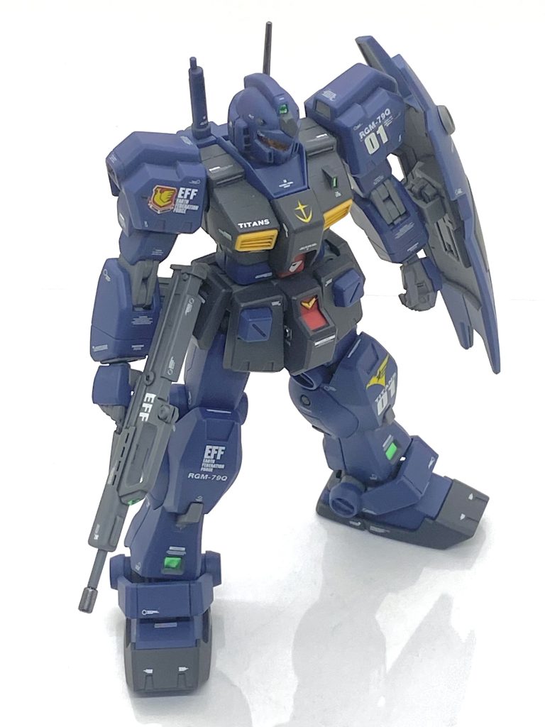 ティターンズカラーはガンダムMk-IIなんかもそうでしたが成型色仕上げの天敵であります青系の色で合わせ目がある頭部、肩、腕、太腿、脹脛なんかはもろにあり、接着しましたら案の定白化しました。白化した箇所は当時買いましたマークⅡ用のガンダムカラーを持っているのでそれを使って、エアブラシで白化した箇所だけぼかす様に吹きますと・・・色合いが全く同じなので完璧に綺麗になりました。鎖骨やアンクルガードの合わせ目はタガネで彫ってディテールにしたのですがタガネの切れ味が悪く、綺麗に彫りにくかったのでタガネも研ぎ直しました。