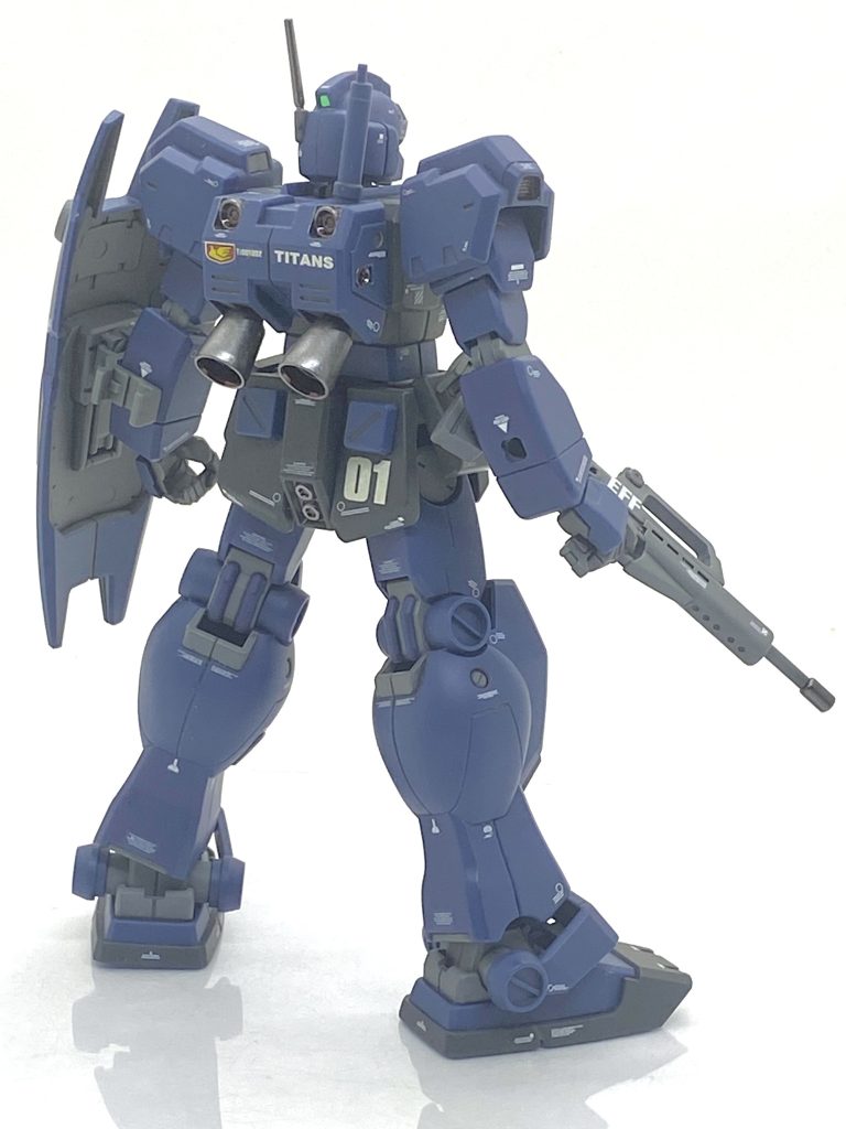 ジム・クゥエルはADVANCE OF Ζ版ですからヘイズルと同じく膝のラインが大変太いのですが・・・機動戦士ガンダム0083の劇中のワンシーンに出た機体もかなり太めでしたから(設定画もADVANCE OF Ζ版まではいきませんが脚は太いと思います)幅詰めもせず敢えて、そのままにしました。その分、塗分けに力を入れて各凹凸ディテールはグレーで塗り分けて、精密感を出しています。頭部のカメラ部は後ハメ出来無そうでしたから、まずは内部をガンマカのメッキシルバーで筆塗りし、クリアーパーツ部をマスキングしてはみ出た部分をマスキングニッパーでカット、内部を少し削ってピンセットを使えばマスキングテープは剝がれるようにクリアランスを作り、接着して合わせ目を消し、最後に艶消しクリアーを吹いた後にマスキングテープを剝がしました。急がば回れで無理な後ハメよりマスキングで対処の方が早さも強度的にも全然良い事もあります。