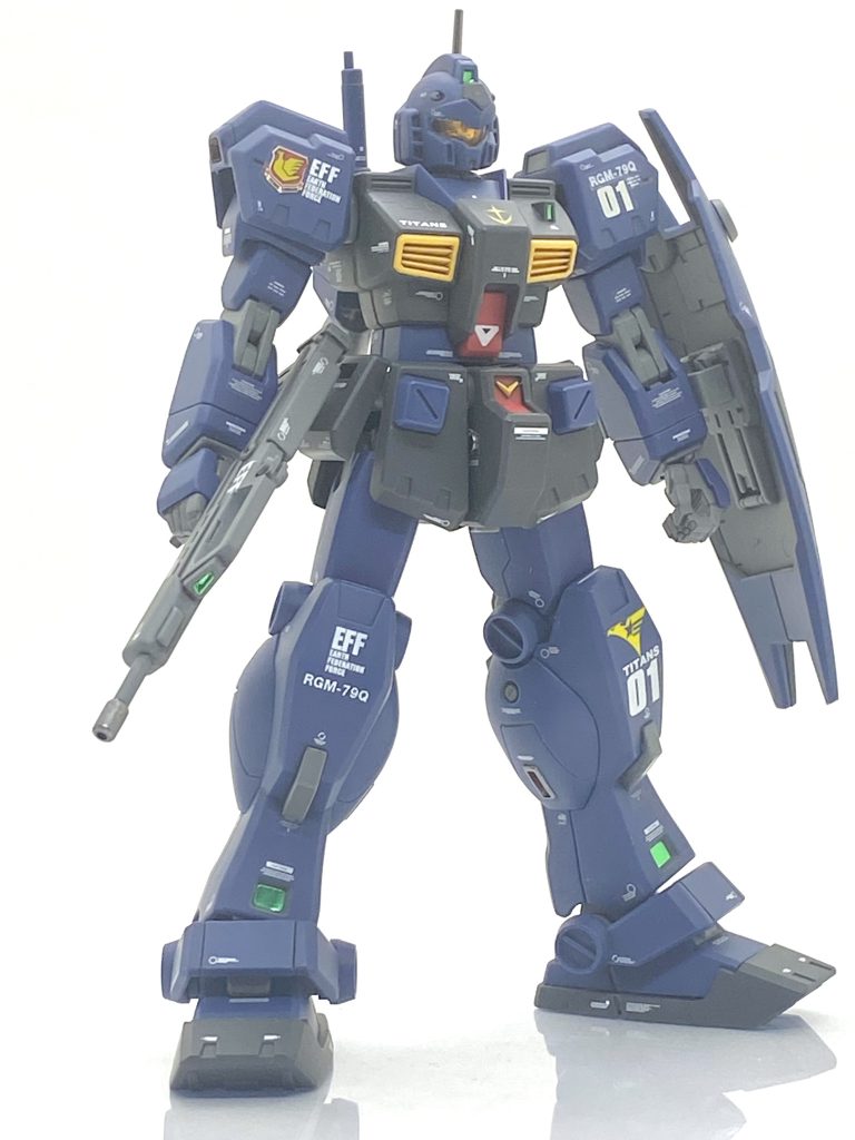 良いデザインのテトロンシールがキットに付属してますので使えそうなのは縁をデザインナイフで切って最初に貼り、MGガンダムver.Kaのシールを始めとした余っていたテトロンシールを貼っていき、その後にデカールを貼りましたからデカールはかなり節約出来ました(笑)。テトロンシールはデザインが良いのが多く、ある意味デカールより使えるのもありますから縁を切ってから貼ると良いのですがギリギリを切るのは難しいので注意して下さい。テトロンシールは粘着力がかなり強いので一度水に付けて滑らす様にしますと位置決めが楽になります。MGの説明書にエアーズ市で起きたジオン残党が労使交渉の争議を起こした工場に立て籠もって騒乱を起こした時に慣熟訓練を行っていたティターンズの小隊が5分で鎮圧したと記載しており、わかる事はまだ慣れていない新鋭機というのでしょうから連邦機はいつも所属艦のイニシャルを入れるのですが今回は訓練ですから敢えて入れませんでした(このエピソードは漫画GUNDAM LEGACYにも詳しく描かれています)。