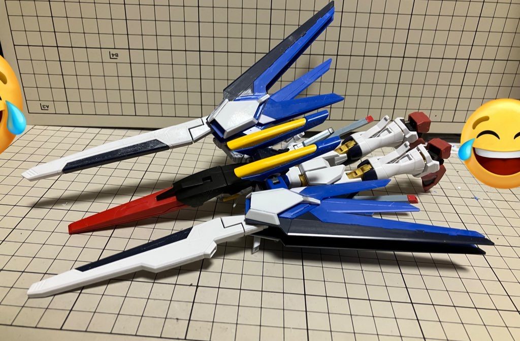 変形状態。…本当は変形機構を盛り込んでたのですが機首パーツの設計ミスにより変形が出来ないと言う大失態をやらかしてしまうと言うね…。塗装と製作を同時進行するんじゃなかった…orz