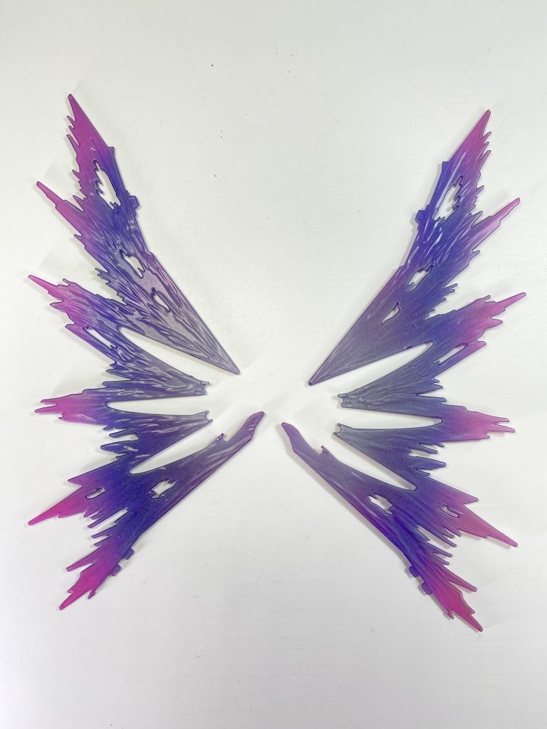 光の翼のエフェクトをグラデーション塗装してみました。