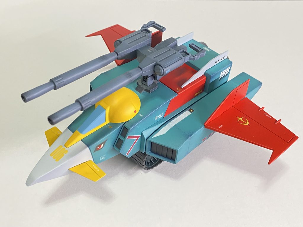 Gファイターは主砲をアームで上下できるようにした他、足乗せをプラ板で追加しています。ガイアカラーのストーングリーンで塗装。