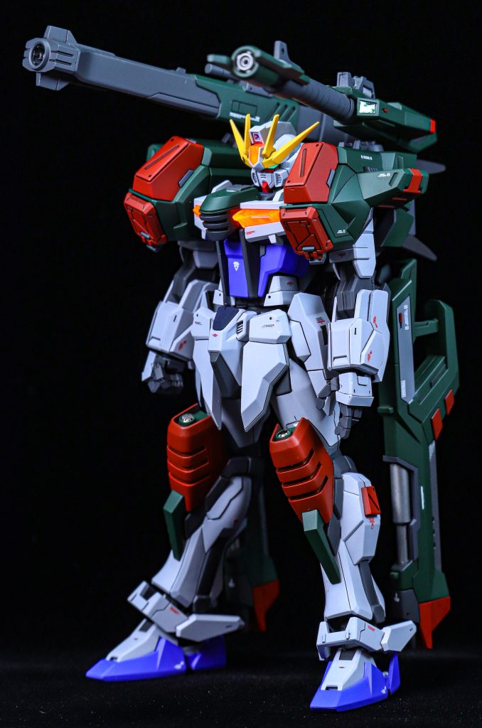 ストフリの雰囲気でサイドアーマーの代わりに武装にするか悩みましたが、ビルストなら後ろから武装まわして来るだろうと思ってバックパックを作りそちらへ接続しました。