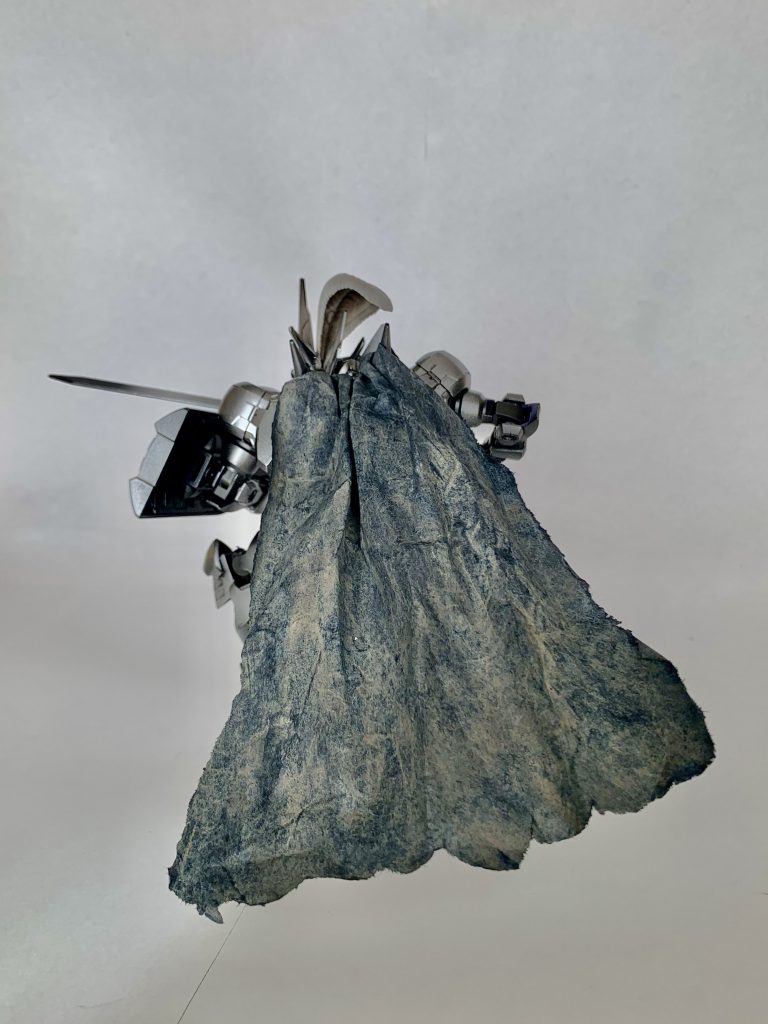 マントは色々と調べた結果、紙を使用して作成しました。お手軽でしたが雰囲気が出ればいいなと思います。