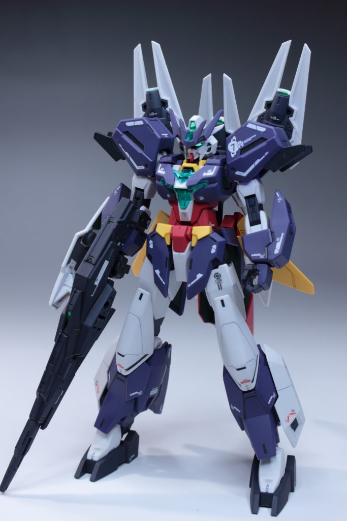 ユーラヴェンガンダム正面。ライフルに接続されたシールド裏面や各部のダクトなんかも少し塗り分けています。デカールはRGデスティニーやサザビー用のものを流用しました。