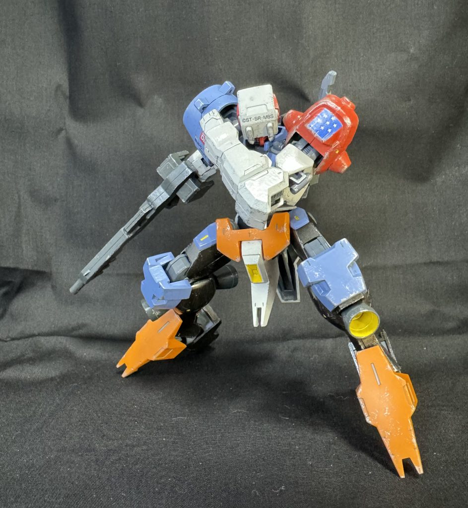 シールドと同等強度の肩、腕アーマー及びヘルメットを活用した防御姿勢。同サイズのMAと正面衝突した場合、ぶつかってきたMAの方が壊れると言う。