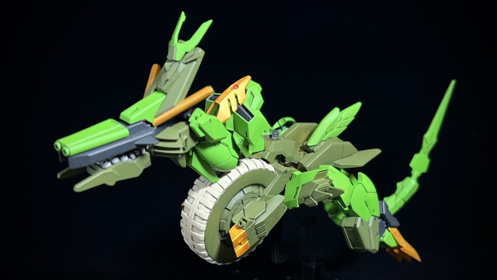 ▲ドラゴネイトアーマー辰型のサポートユニット。全身が武器となっており、単体でも高い戦闘力を発揮する。メテオホッパーの車輪を軸に、共通アーマーを繋げています。接続には100円ショップのブロック玩具を使用しています。