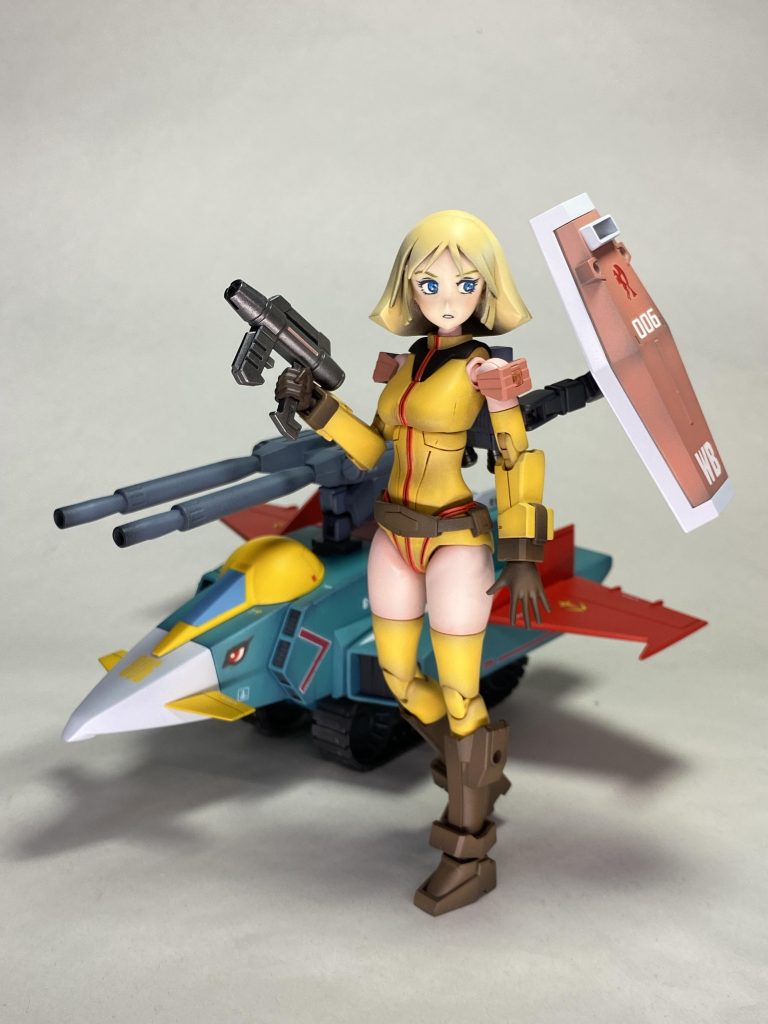 キットの胸部は余計な意匠があったり、胸が大きすぎたりなので、裏打ちして結構削りました。