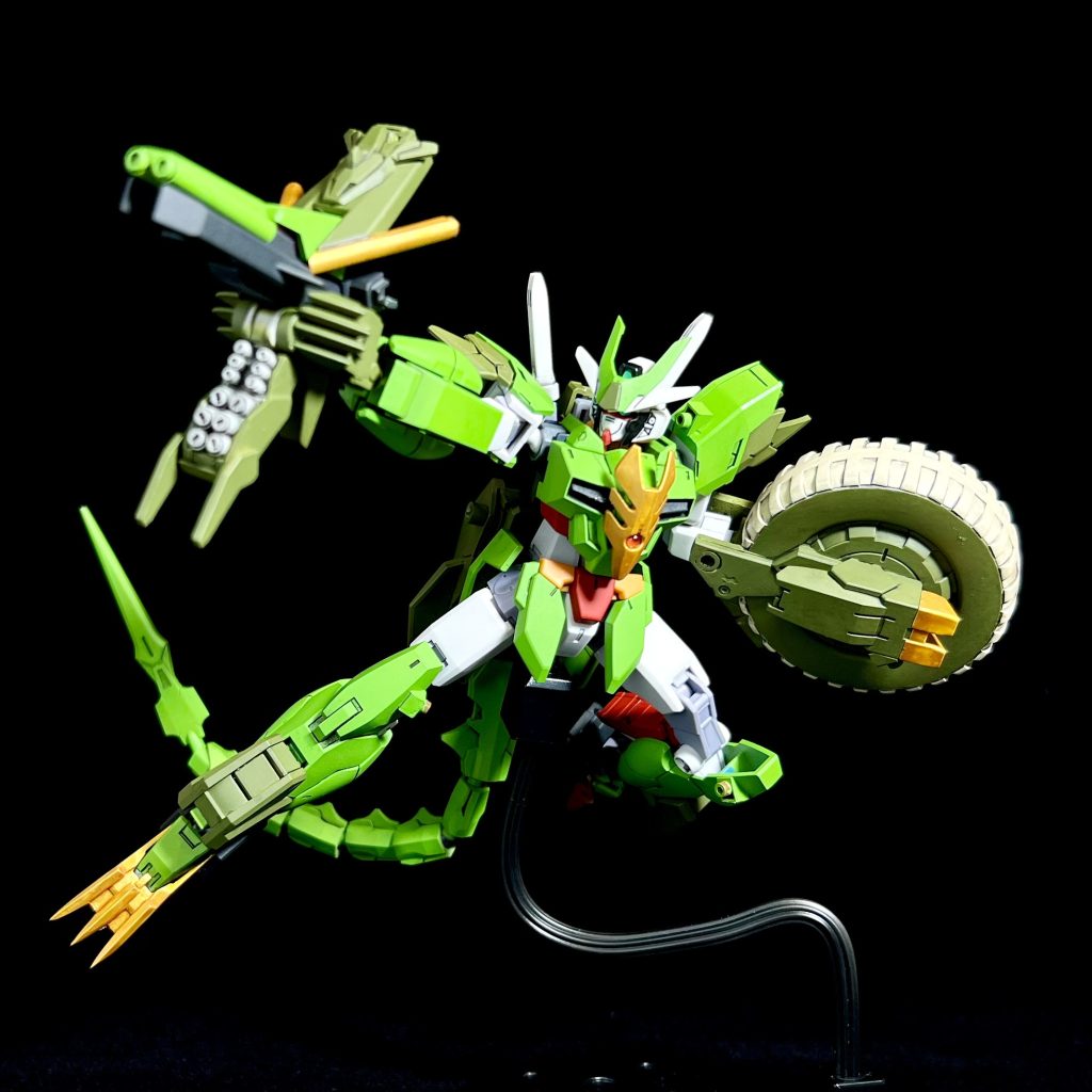 ▲右腕『リュウノアギト』マシンガン2門+拡散ビーム砲+マイクロミサイル×12基がひとつにまとまっており、高い火力を誇る