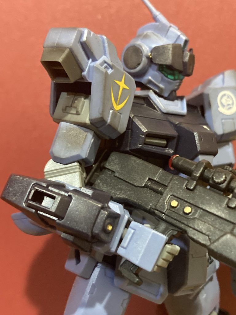 肩下部にダクト状のパーツを貼り付け頭部バルカン部、腕部のビームガン？部や武器の一部分に金色でワンポイント