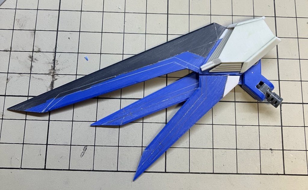 羽!!フリーダムといえば羽!!な所があると思うのですが、ライジングフリーダムならではの形状を作ったり、塗り分けを楽にするための筋彫りなど全ての羽に施さないといけないので大変でした…。