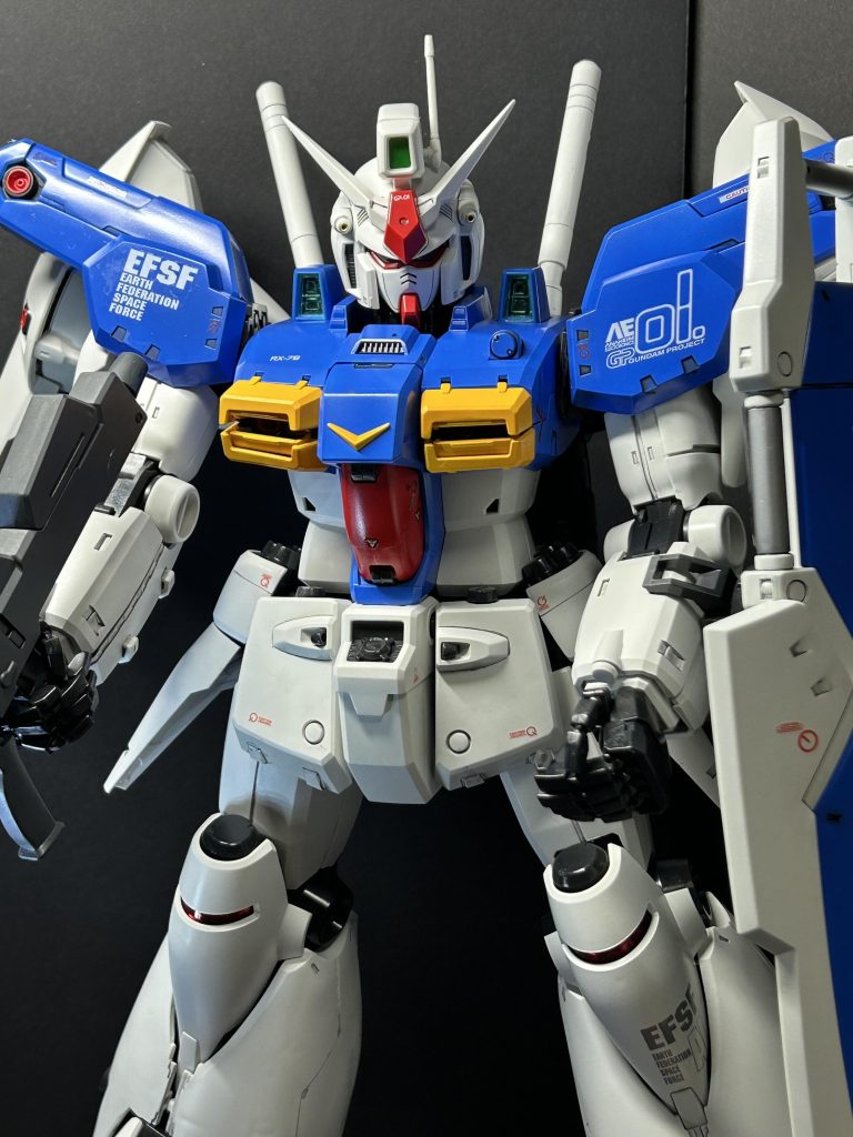 説明書も何も無いフルバーニアンを全塗装したいと（無謀にも）思い、早速部品を色別にバラバラにし、内装パーツは水性で塗装し、外装パーツは指定色に近づけてエアブラシ塗装しました😊いざ組み立て！（出来るはずもなく💦）どーするんだ、この部品数のPGを😭