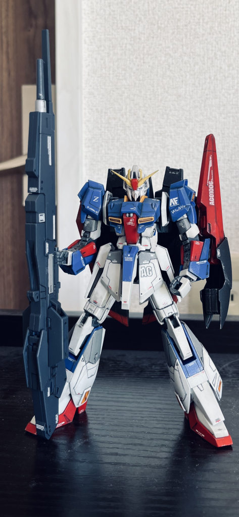 ほとんど成型色で少しだけ部分塗装をしてますが、武器の青色だけは気に入らなかったので缶スプレーで塗装しました。