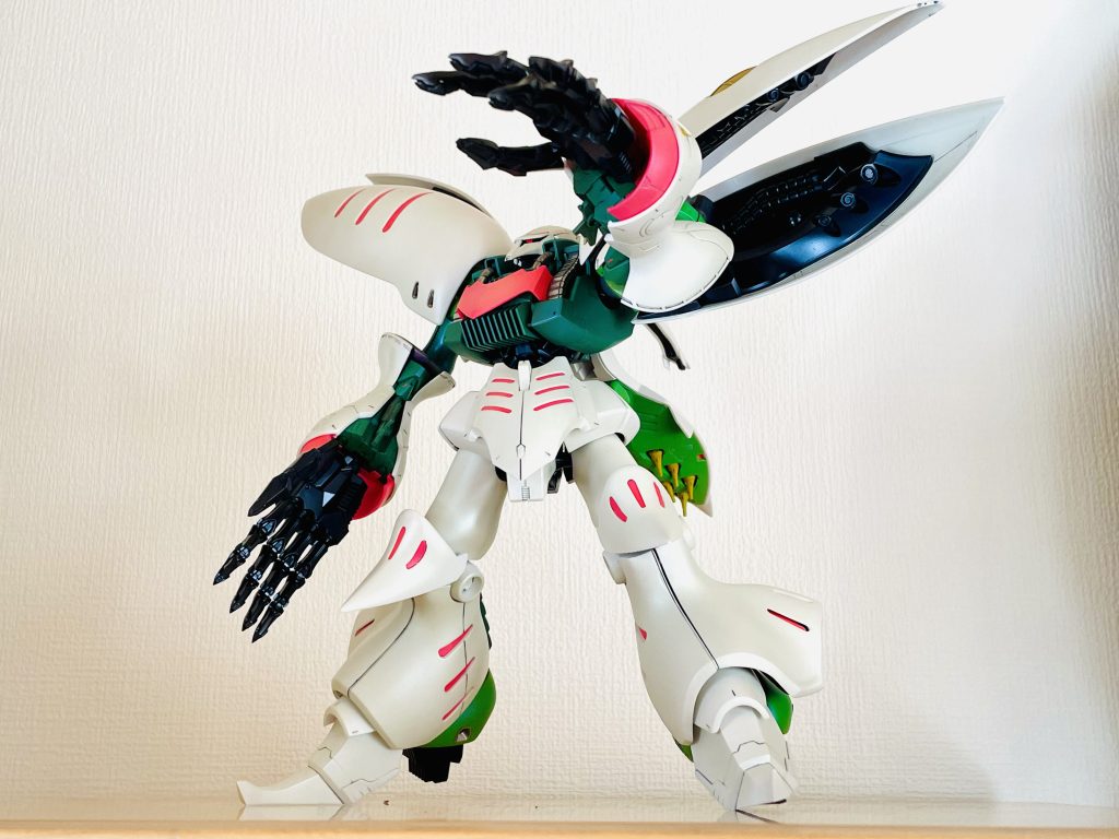 デザイン上ポーズは付け難いですね。