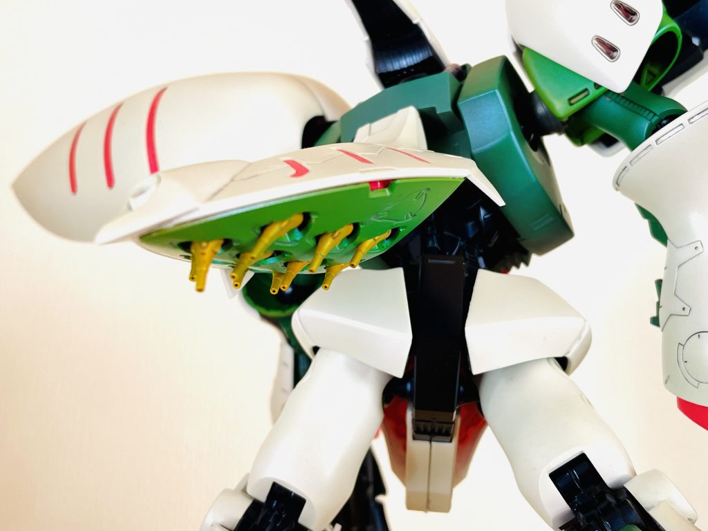 ノーマルのMGキュベレイ発売当時に組んだ時もそうでしたが、コンテナにファンネルを刺すのが難しい。