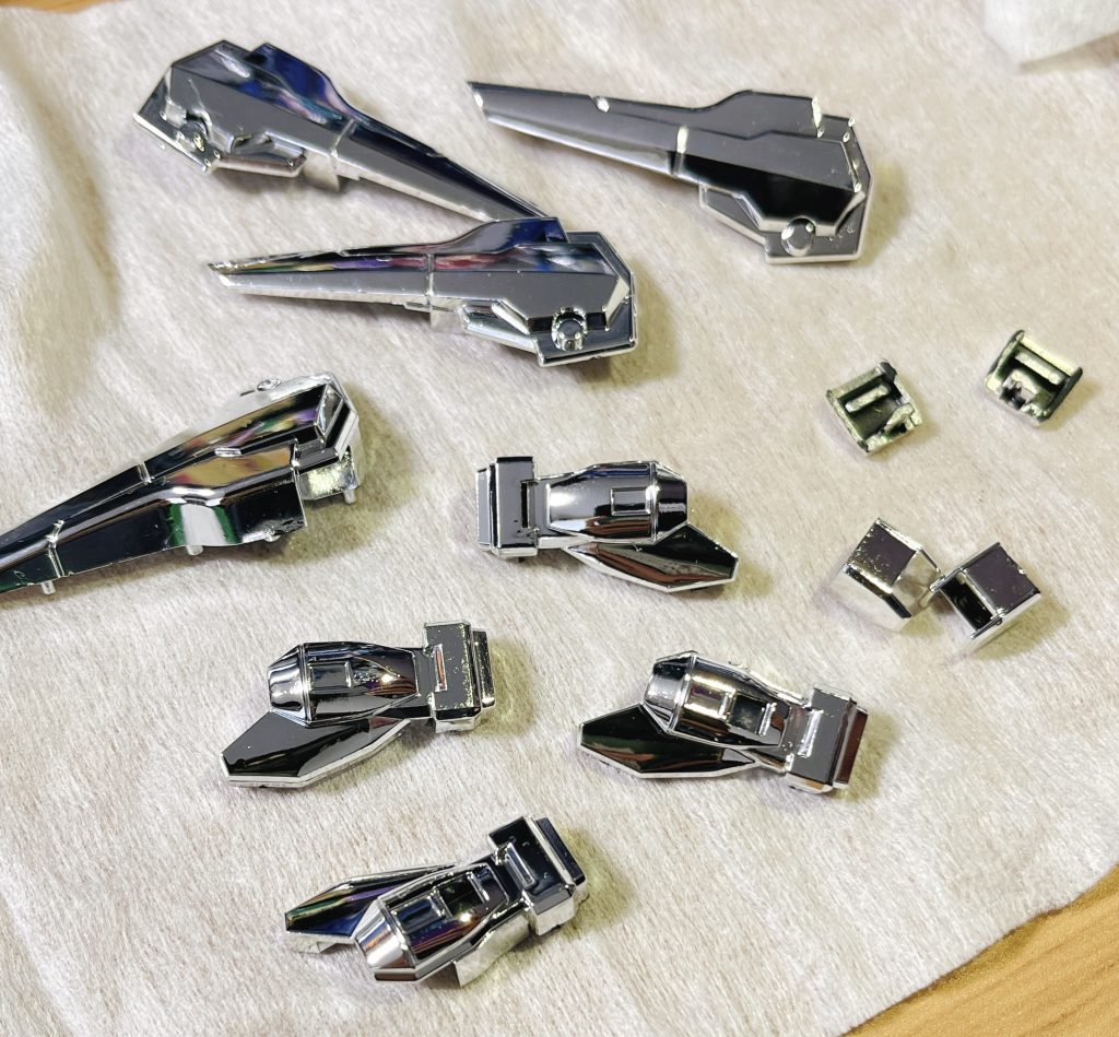 メッキパーツのクリア塗装を落としている時。この時既にわくわくで楽しかったです。ストライクのパーツなど、メッキ処理がされていないパーツはミラーフィニッシュシートを使用しました。あまり違和感を感じることなく馴染んでよかったです。