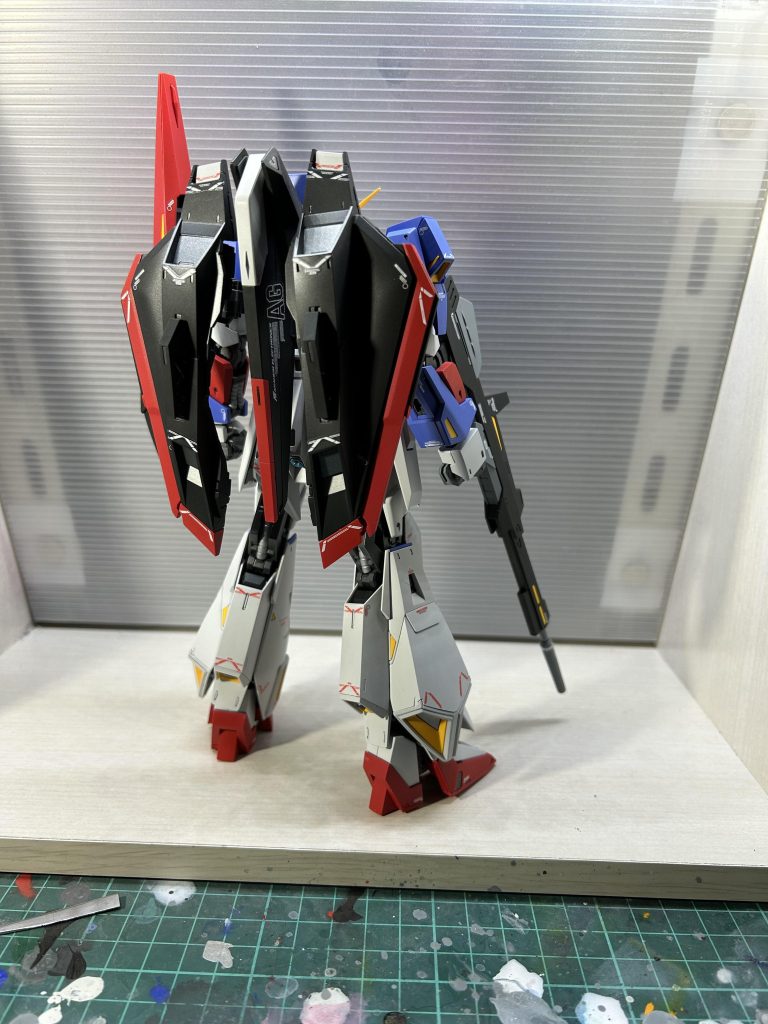 ビームサーベルなども塗装していたのでポージングしようと思ったのですが左手のハンドパーツが破損してしまったため泣く泣く接着剤で固定化させました😭