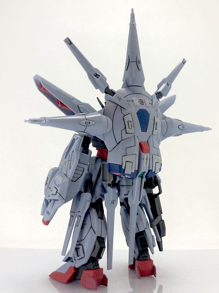 バックパックが重いので、後ろに倒れないように1mmプラ板で支えてます（笑）