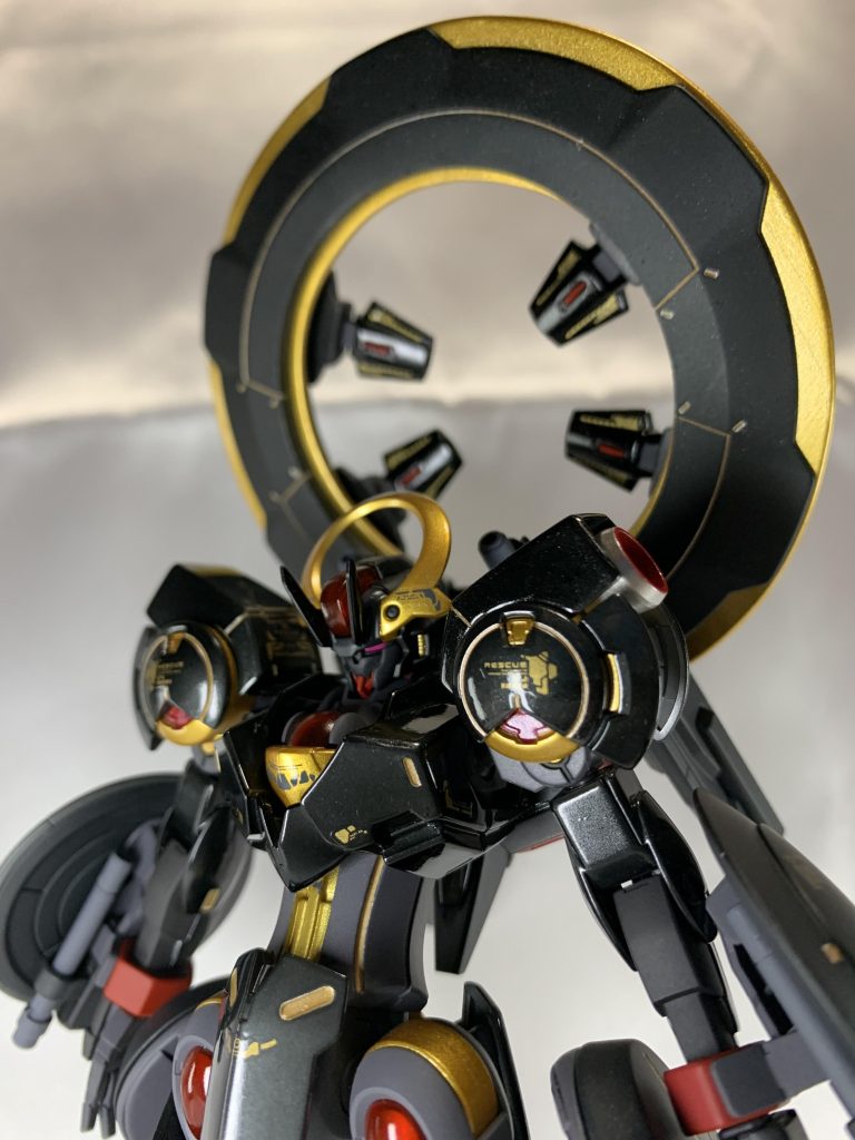 円状の箇所は金色に、ミカエリスやシュバルゼッテのクリアパーツ部分やハインドリーの肩部でチラ見えする箇所は赤色！っていうのは譲れない配色。あとはバランスを見てっていう感じで塗ってみました。