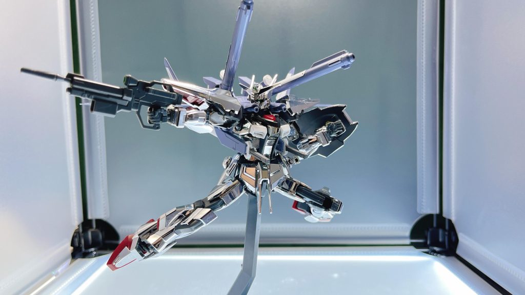 フレームがHGCEストライクのものなので、SEEDポーズもバッチリ。ストライカーパックは専用のものを考案中なのですが、上手いこと形になっていないのでしばらくはI.W.S.P.を背負っててもらいます。