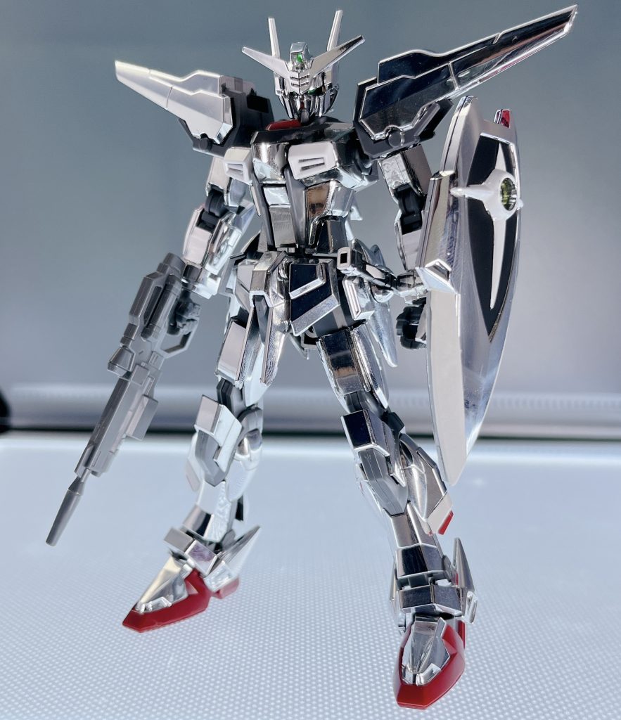 ストライカーパック無しの状態。フレーム及び胴体はほぼHGCEストライクのものを使っており、頭部や胴以外の外装にクリア塗装を落としたアカツキのパーツを使っています。パーツの加工って難しいんですね…💦