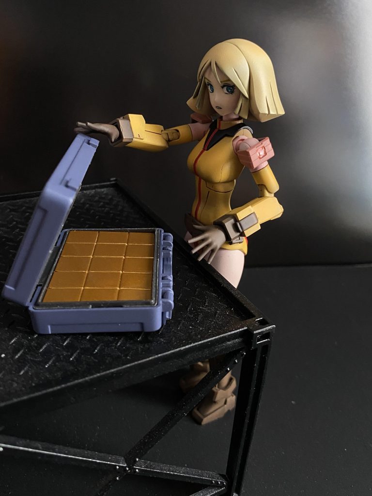 百均のアタッシュケースを改造して、あの金塊も作りました。「これでアクシズを買うわ」