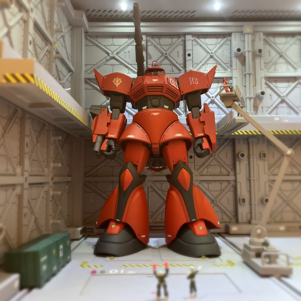 以前、ゲルググ アナベル・ガトー機を量産型ゲルググで作成した際にキャノン用のパーツが残っていたので最近はいつでも購入出来る様になってきたシャアゲルググを購入してゲルググキャノンをジョニー・ライデンカラーにしてみました。コックピットハッチが完全に見える様に胴の延長、腕が身体に近づく様に肩部の加工をしています。