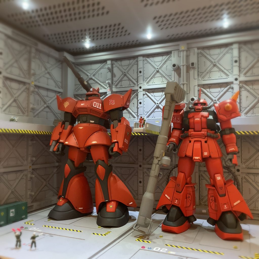 高機動型ザクⅡとのツーショットゲルググキャノンはザクと比べるとかなり大きいですね…格納庫に対してギリギリのサイズでした。😅