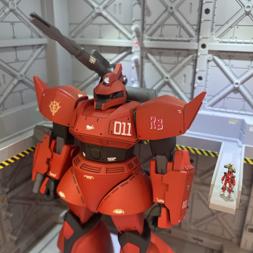 メインカラーのRED🟥はMr.カラーのシャインレッド、BLACK⬛️はMr.カラーのジャーマングレー、関節・バックパック等のGRAY🩶はガイアノーツのメカサフHEAVYを使用。REDが高機動型ザクの時より若干暗めでしたが落ち着いた感じでなかなか良い色目です。