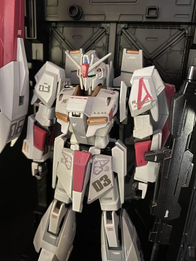 微改造点としては、胸アーマーとフロントアーマーがのっぺりしていたので、スジボリにてラインを追加。右肩の特徴的なAマーキングは、最初マーキングにて描きましたが失敗したので、リカバリーして、フリーハンド筆塗り。フライングアーマーのウイング縁取り部分もラインに沿って、筆塗りです。