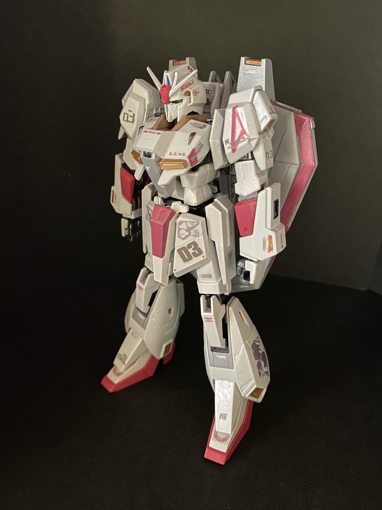 あけましておめでとう御座います。新年一発目は、12月中には完成出来るかな〜？と思うも間に合わず、年越しした機体。大みそかの投稿でチラ見せした、Zガンダム3号機ホワイトゼータです。12月再販のHGUCリバイブ版ゼータをベースに制作しました。実は旧HGUC版のゼータも組んだことがあるので、二つの違いを体感しながら(肩アーマー薄っ💦とか、造形も全体的にスマートになったなぁとか)色々思いつつ、可動域やパーツの嵌合の精度など、やはりガンプラの確実な進化を感じました。