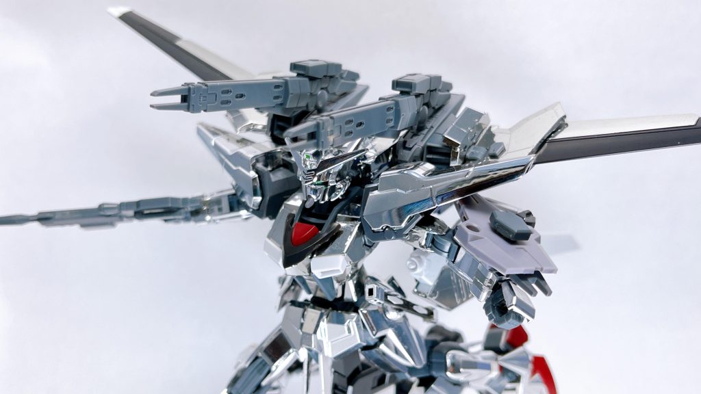 ○ORB-02ハヤテORB-01アカツキの姉妹機として開発されていたMS。C.E.73におけるザフト軍のオーブ侵攻の際、アカツキと共に秘匿解除された。白銀の装甲｢カゼキルヒレ｣は、ヤタノカガミのビーム解析格子層とミラージュコロイドの磁場形成技術を応用したもので、装甲表面に形成した磁場層で敵のビームを撹乱・減衰し、ビーム解析格子層によりそのエネルギーを自機に吸収・バッテリー残量の回復をするといった機能を持つ。吸収できるビームの威力には限界があるものの、これにより長期戦にも耐えうる性能を持つ。秘匿解除以降はオーブ国防本土防衛軍遊撃部隊所属のMS隊にて運用が行われた。基本的にはオーブ本土防衛の任に配置され、大気圏内の空中戦闘に主眼を置いた調整が施されている。