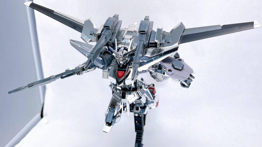 ○イカルガストライカーオオトリストライカーと同様、I.W.S.P.をベースとして発展・強化した装備。より対MS戦闘を意識したものとなっている。〈武装〉・73N式高エネルギービーム砲 ナルカミストライカー上部に二門設けられている装備。ビームの収束率を上げ貫通力を高めることで、小型ながらも十分な射程と威力、消費エネルギーの効率化を両立している。(ヒャクライやイカヅチ、ジンライのように、オーブはビーム兵器に雷由来の名前つける伝統があるのかな？)