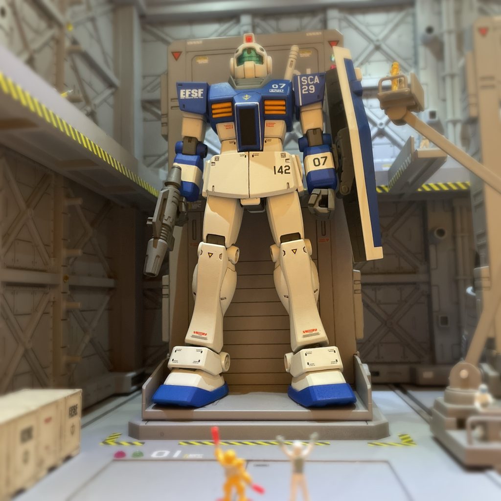  メインカラーはMr.カラーのインディーブルー🟦とグランプリホワイト⬜️ビームスプレーガンは小さ過ぎてバランスがイマイチに感じるのでオリジンジム用のモノに交換してあります。腰部アーマーは形状が気に入らなかったので前後アーマーは加工してサイドのアーマーはオリジンジムのアーマーに交換してあります。耳？も削り落としてコトブキヤも丸モールドを貼り付けました。