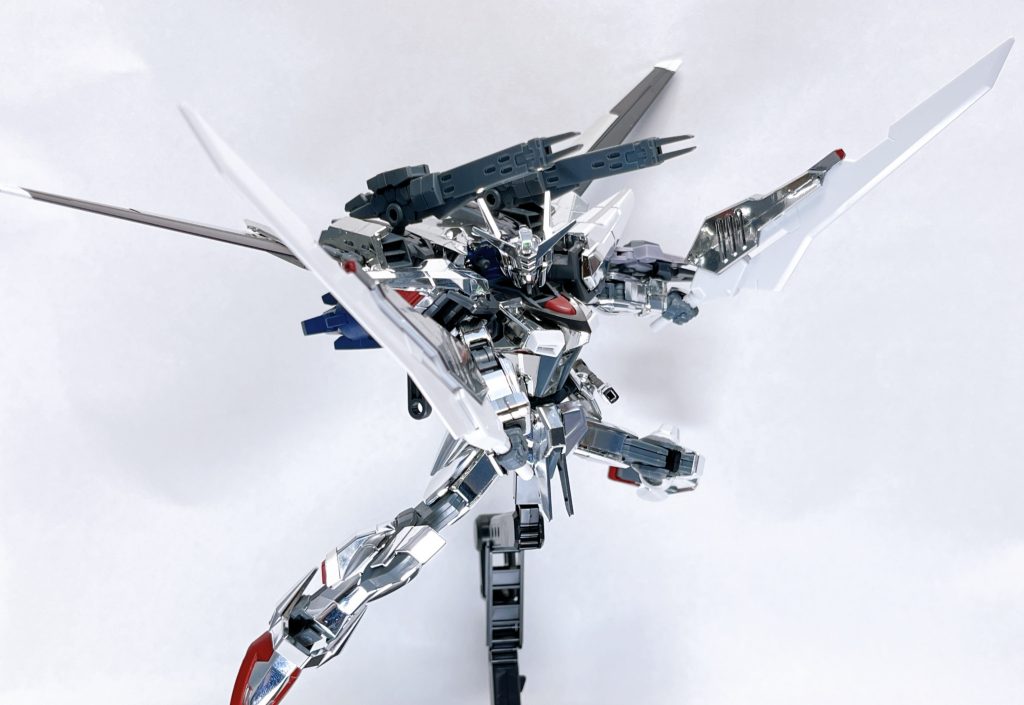 ・73B2式実体剣 アメノオハバリイカルガストライカーの両サイド可動式アームにマウントされる大型の実体剣。マウント時には飛翔する際の安定翼としても機能する。