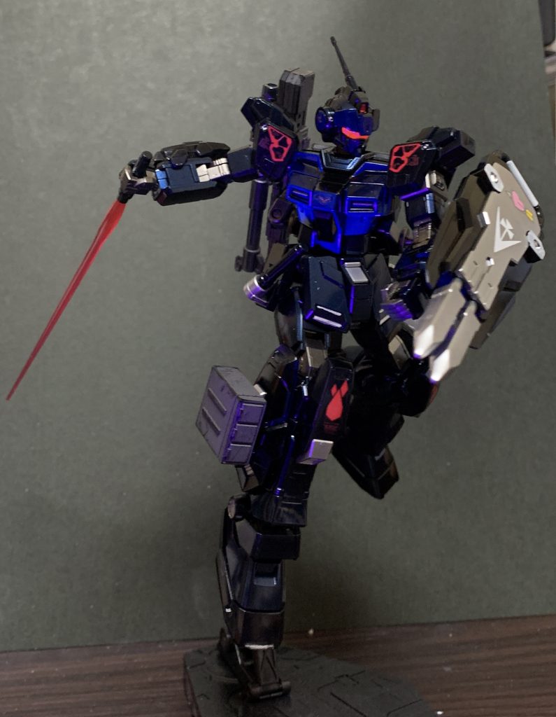 UVライトを下から当てているのでボディが青く発光、バイザーは赤に発光しています。