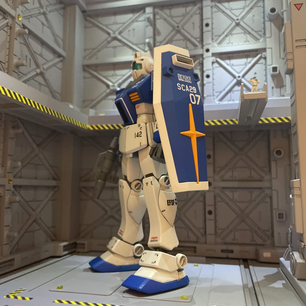 サイドショットシールドはジム設定色🟥にしようと思いましたが機体色の🟦に合わせて塗ってみました。