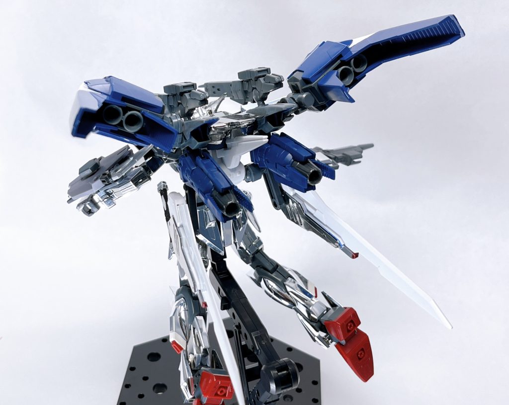 主翼ユニットを高出力スラスターユニットに換装することで、一応宇宙空間での戦闘にも適した運用を行える。