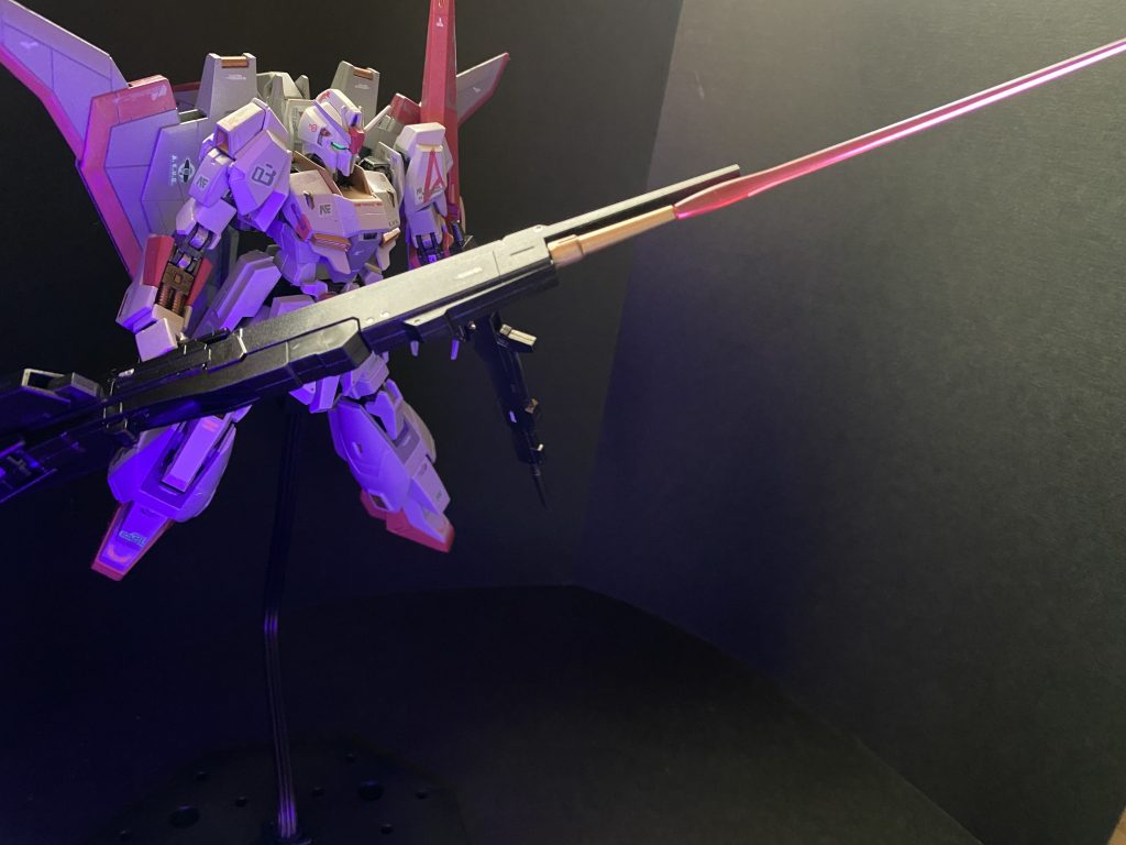 ホワイトゼータのガンプラでは、機体色に合わせて白系のカラーリングにされていますが、ビームライフルもガンメタにしました。