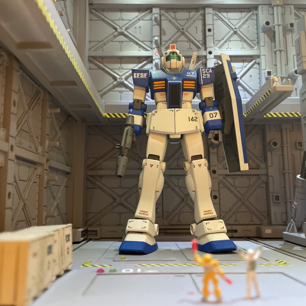 煽りで白のラインも水転写デカールで貼りましたが胸部コックピットハッチ付近に貼ったのは3本貼り合わせで位置決め等なかなか苦労しました。