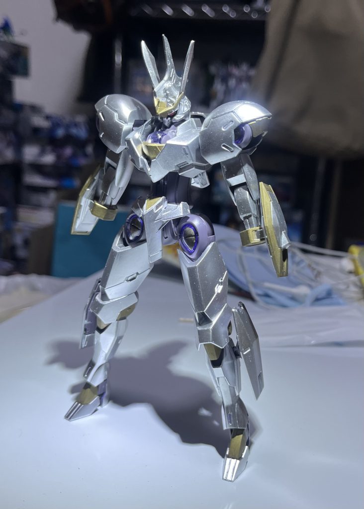 制作途中のバックパックのシールドと腰のリアアーマーを外した状態。フロントアーマーはブルーフレームセカンドLの物を流用。右腕部はミカエリスをもう1キット用意して制作。設定ではシールドにビームサーベルと切り替え可能なビームマシンガンを内蔵しています。